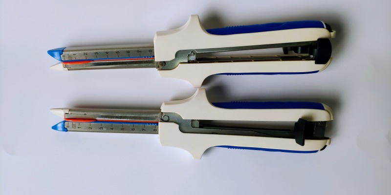 Одноразовый степлер с линейным резаком для направленного сшивания
