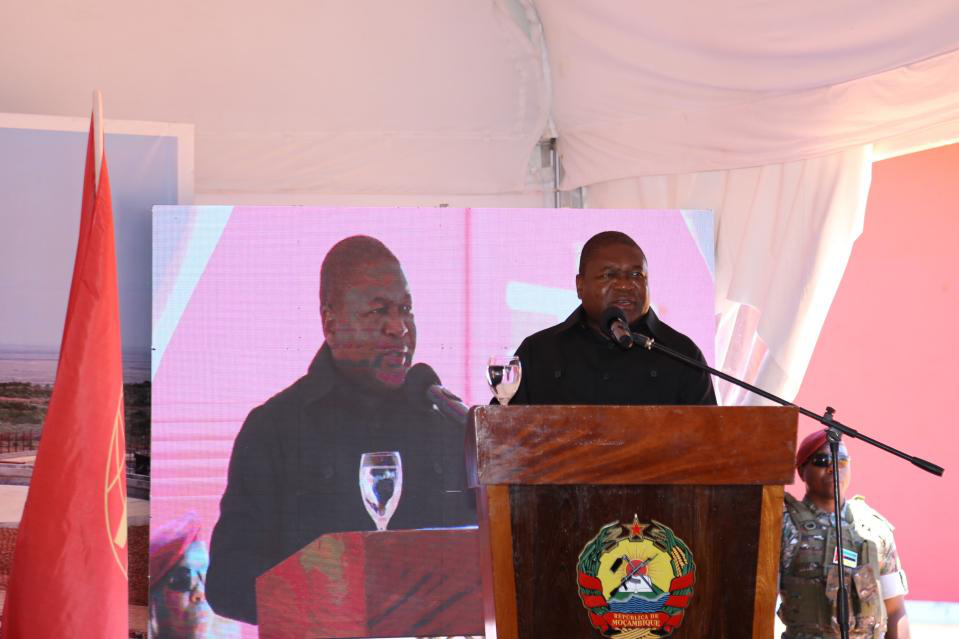 Ambassador Wang Hejun and Mozambican President Nyusi attended the ribbon-cutting ceremony of the new titanium and zirconium production line of Dingshe
