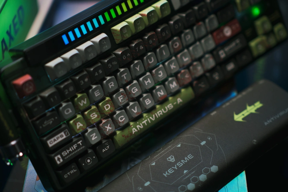 KeysMe Lunar 01 Mechanical Keyboard - Ghost Ship