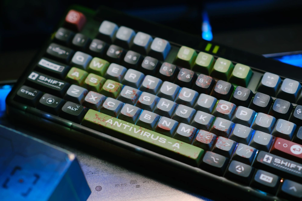 KeysMe Lunar 01 Mechanical Keyboard - Ghost Ship