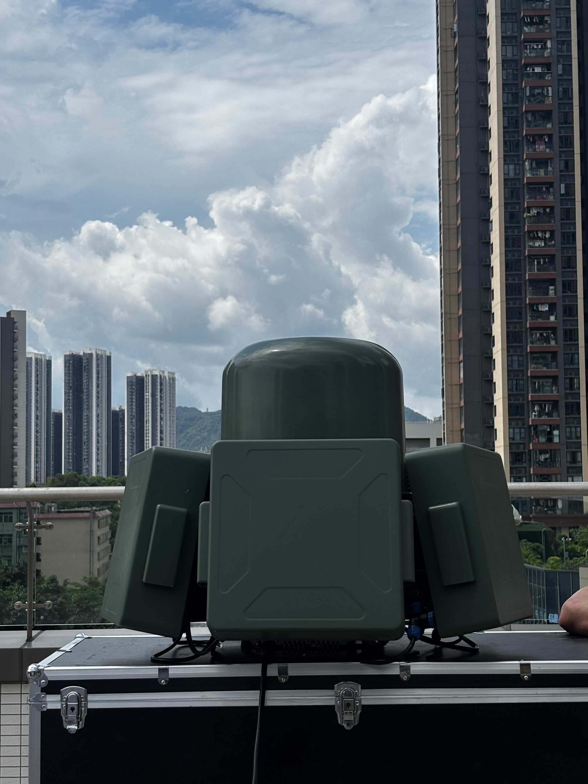 Vehicle-Mounted 5KM Anti-Drone System | 300MHz–6GHz All-in-One Detection & Jamming for 2.4G/5.2G/5.8G UAVs | Integrated RF Sensor & Multi-Band Interference