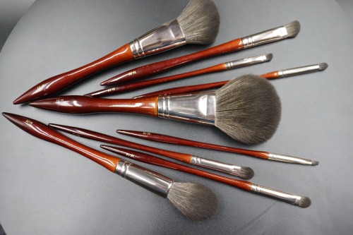 M904 Gray Gradient Hair Xiaoman Waist Maroon Handle Makeup Brush Set