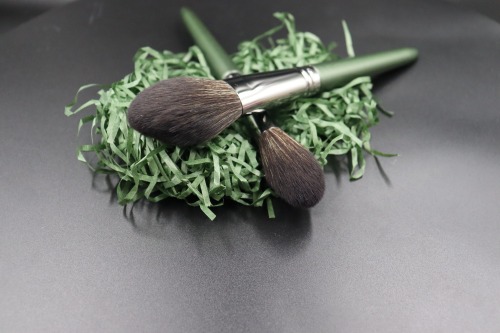 M902 Tan Hair Silver Feerules Green Handle Makeup Brush Set