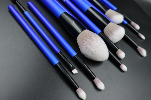 M1105 White Gray Hair Black Tube Dark Blue Handle Makeup Brush Set