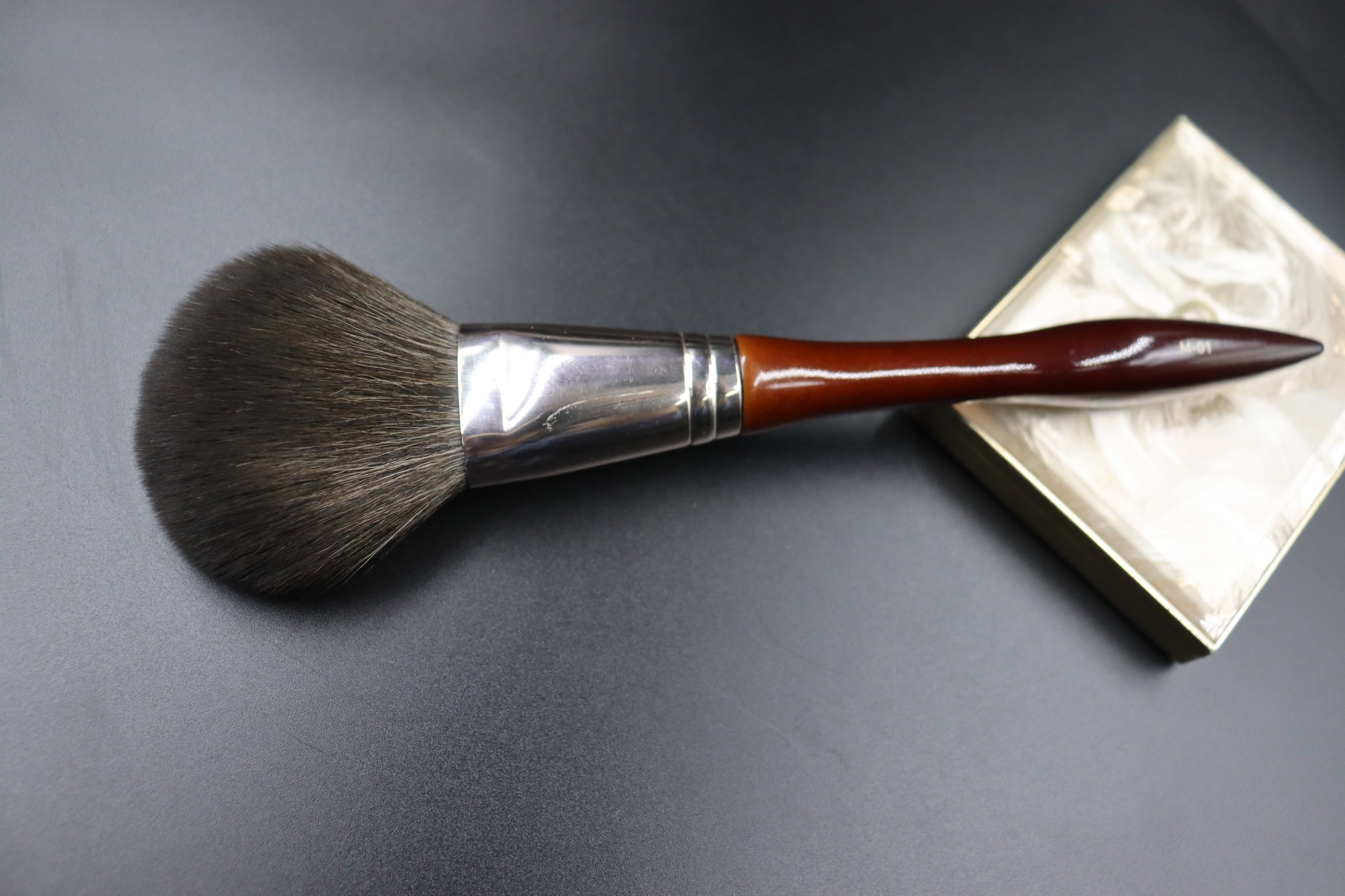 M904 Gray Gradient Hair Xiaoman Waist Maroon Handle Makeup Brush Set