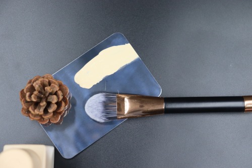 MF002The liquid foundation is finely brushed without brush marks