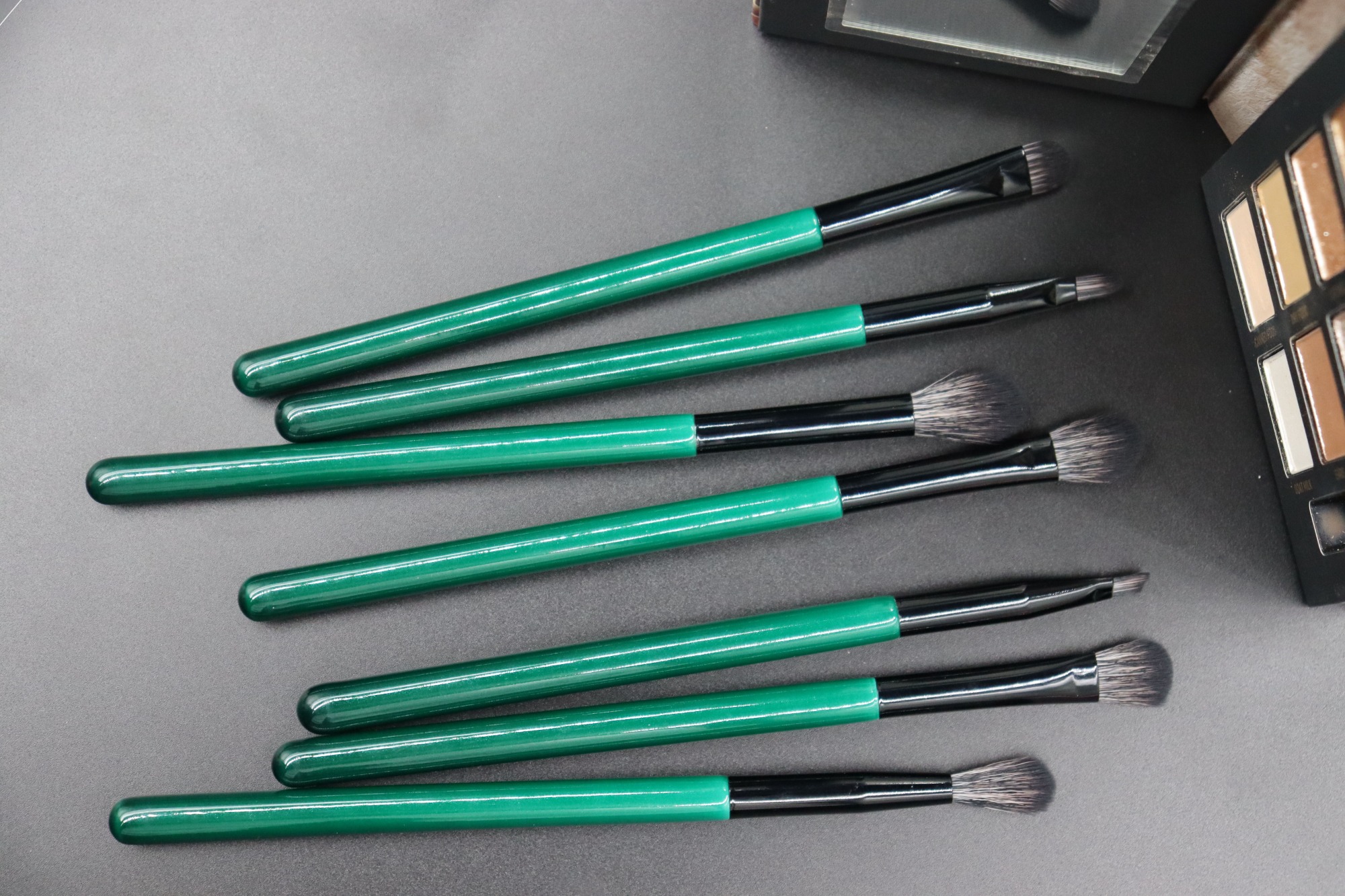 M1103 Gray Gradient Hair Black Green Handle without PS