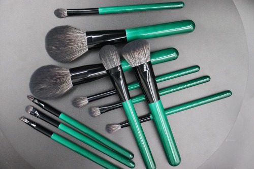 M1103 Gray Gradient Hair Black Green Handle without PS