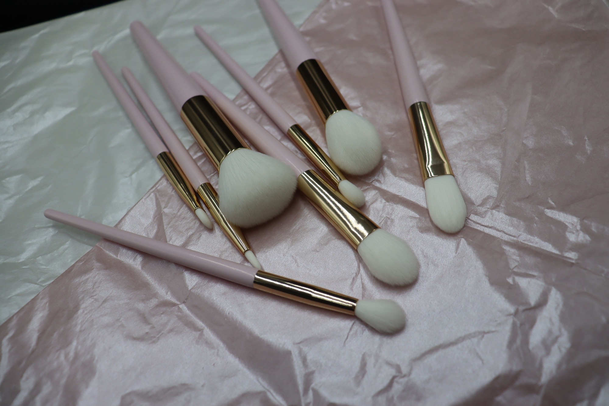 wholesale light pink makeup brush with white soft bristles