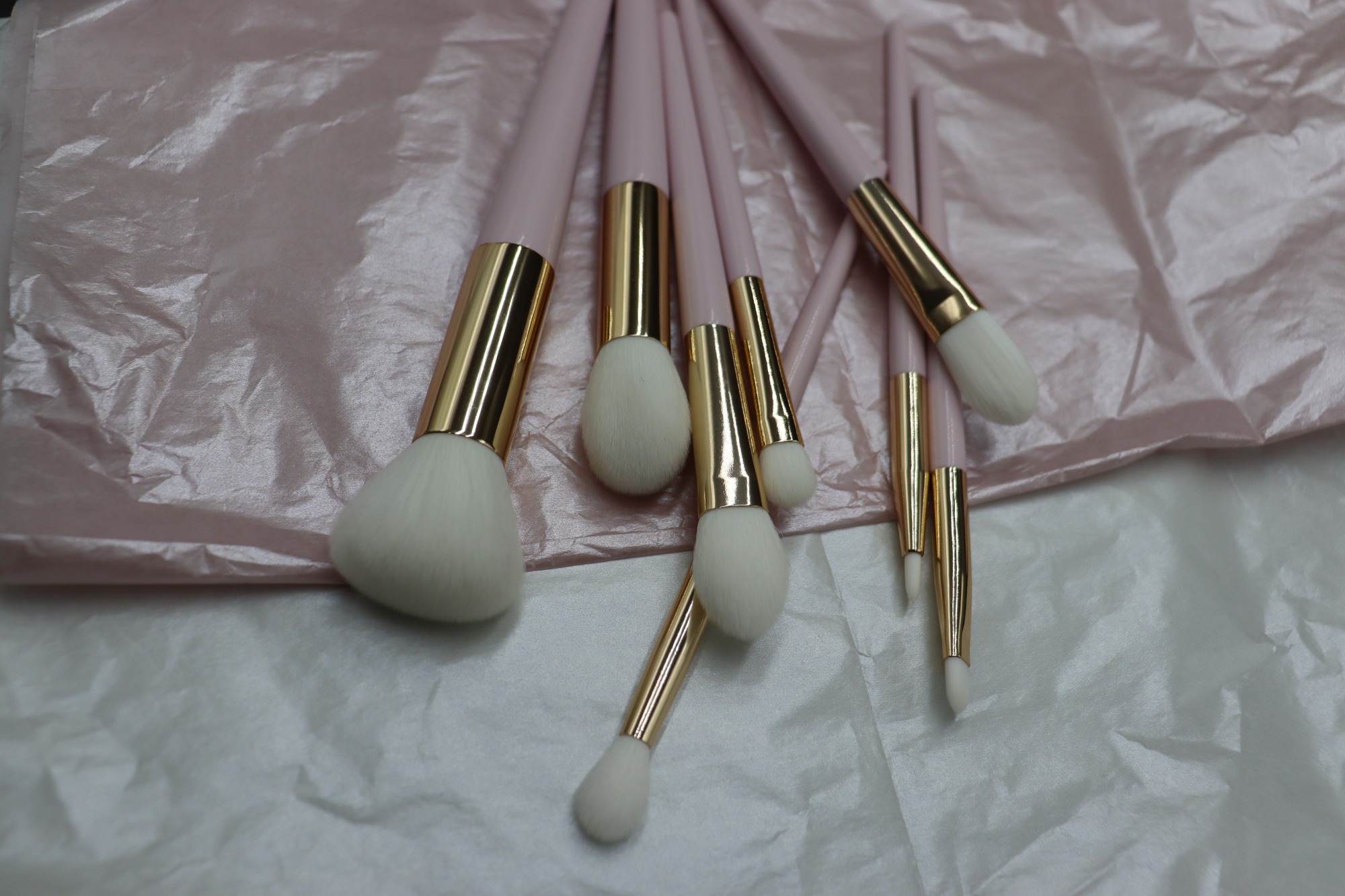 wholesale light pink makeup brush with white soft bristles