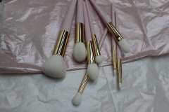wholesale light pink makeup brush with white soft bristles