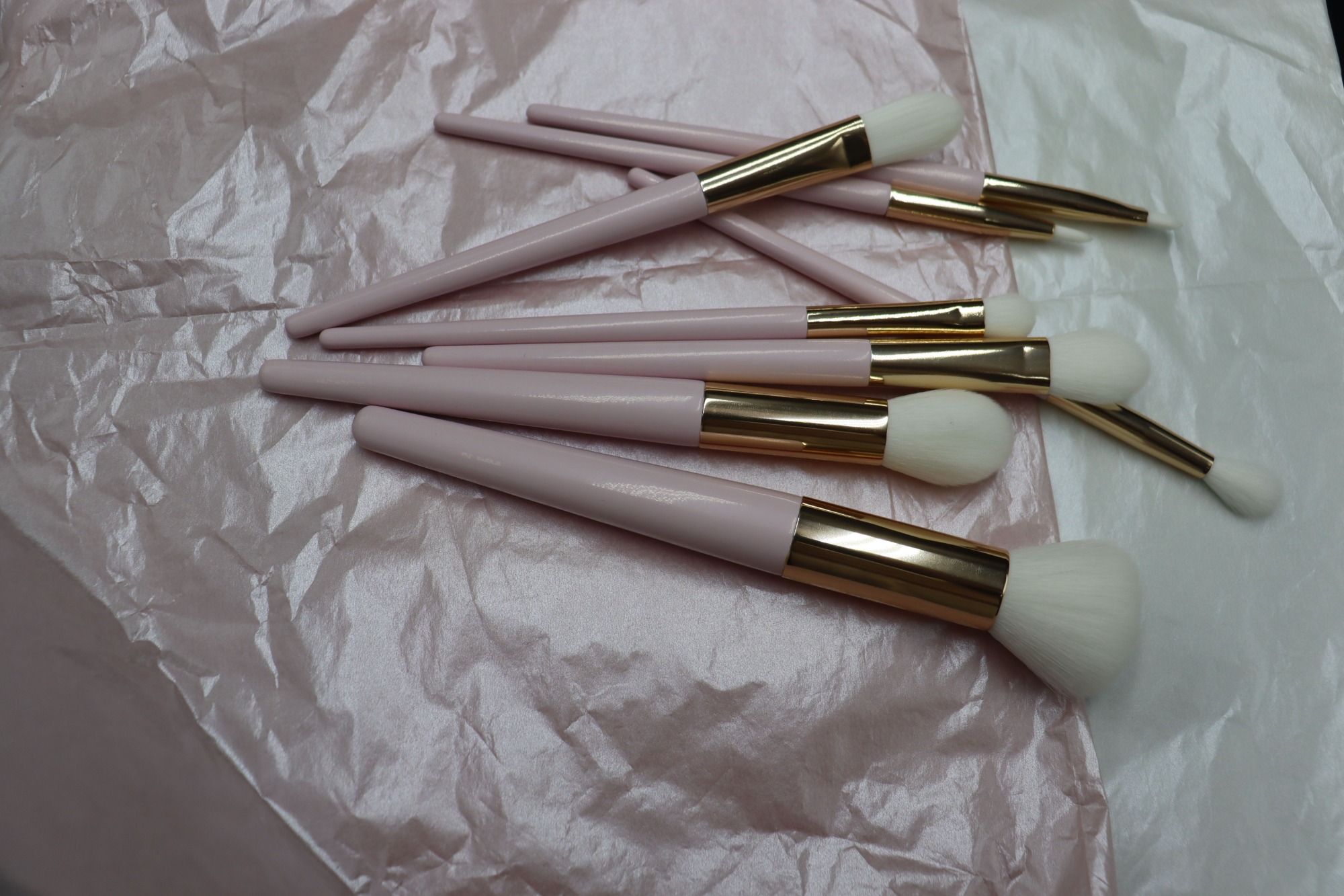 wholesale light pink makeup brush with white soft bristles