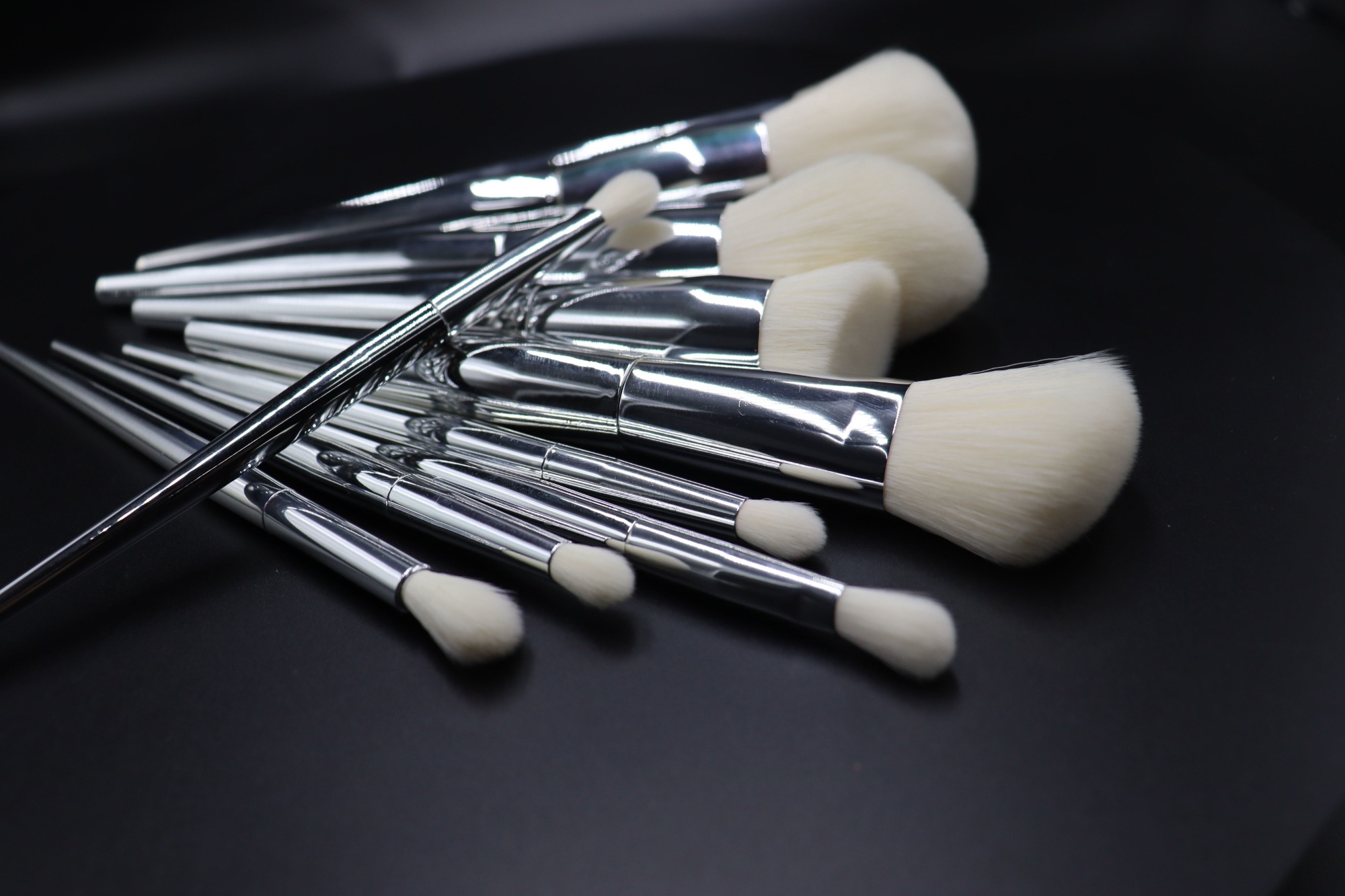 Factory latest design full body technology sense metal silver handle 11pcsmakeup brush set