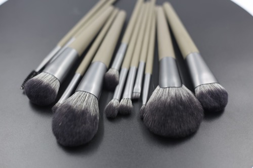 M1208 12 pcs of khaki makeup brushes can be packaged with different materials