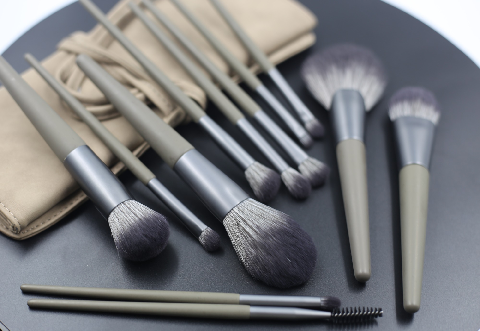 M1208 12 pcs of khaki makeup brushes can be packaged with different materials