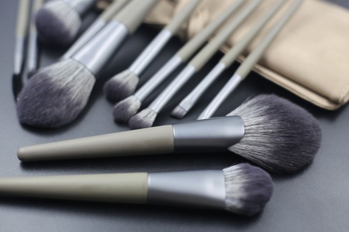 M1208 12 pcs of khaki makeup brushes can be packaged with different materials