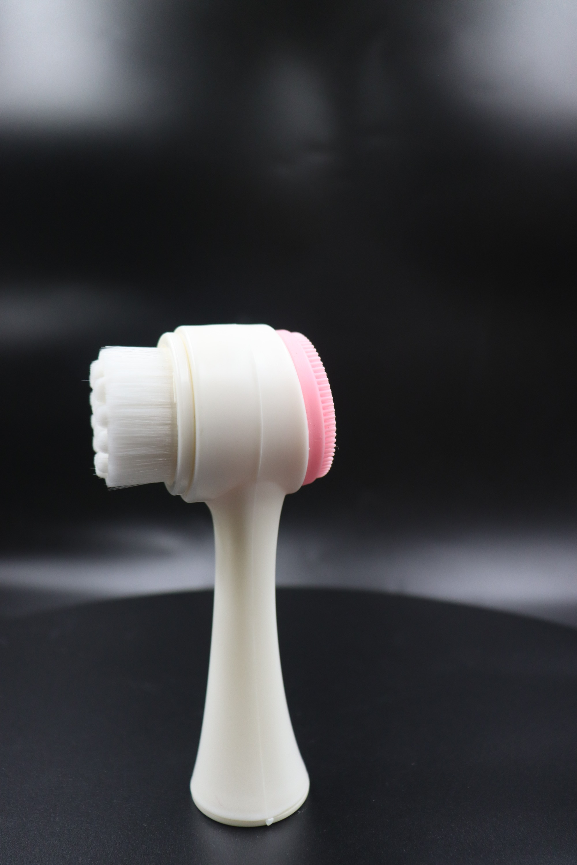 Easy to carry and clean face washing device without cleaning