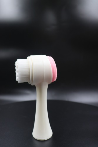 Easy to carry and clean face washing device without cleaning