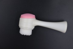 Easy to carry and clean face washing device without cleaning