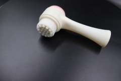 Easy to carry and clean face washing device without cleaning