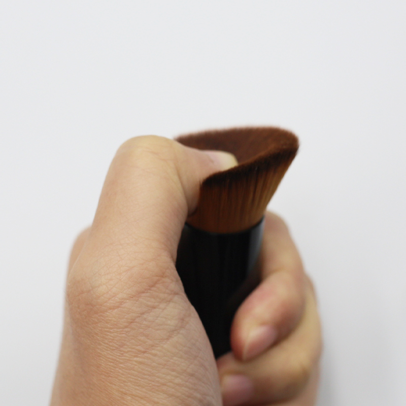 Portable mini foundation brush with opp packaging can be customized ogo