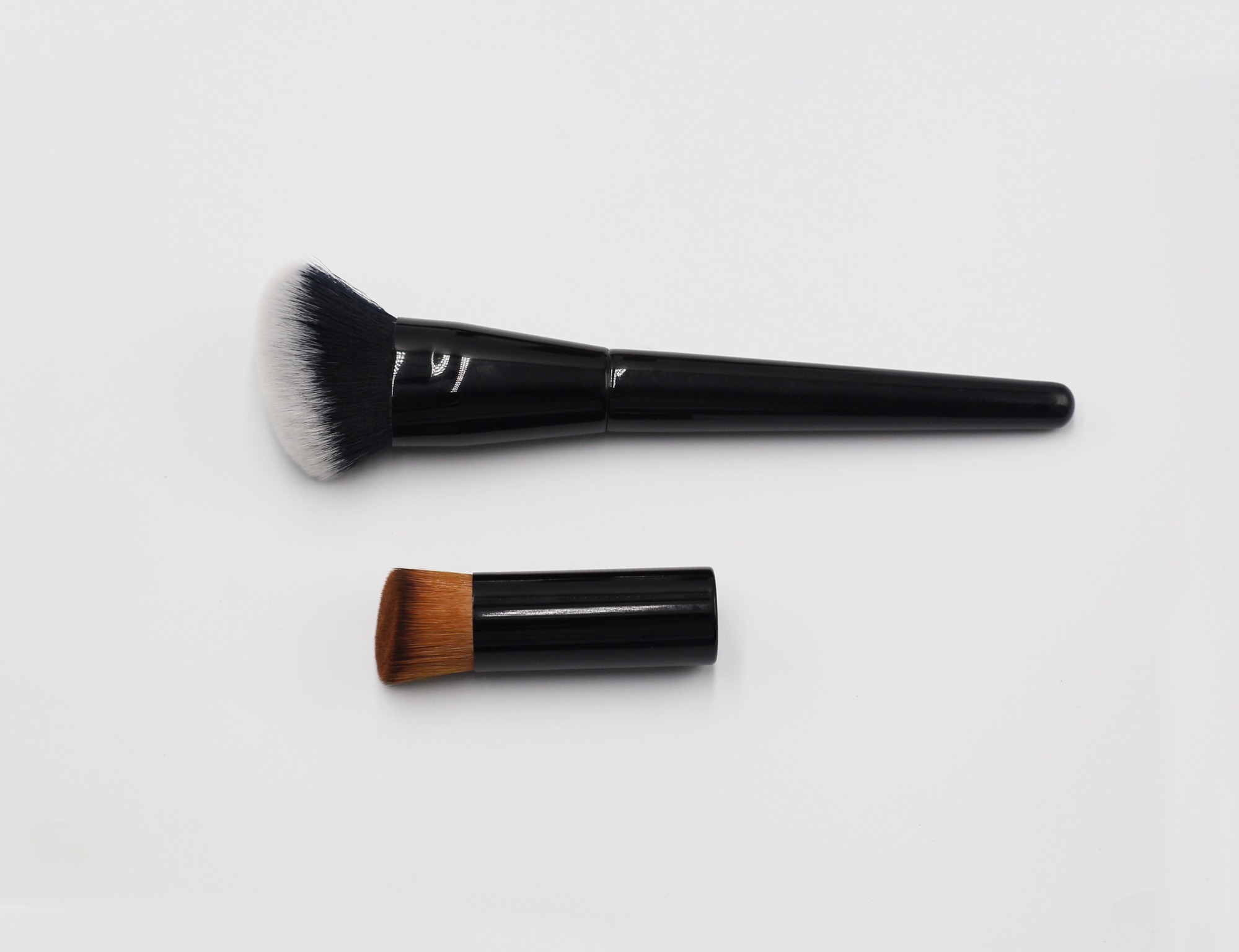 Portable mini foundation brush with opp packaging can be customized ogo