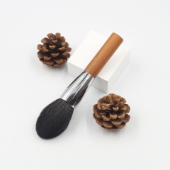 Squirrel hair animal hair with strong grasping ability and loose powder brush