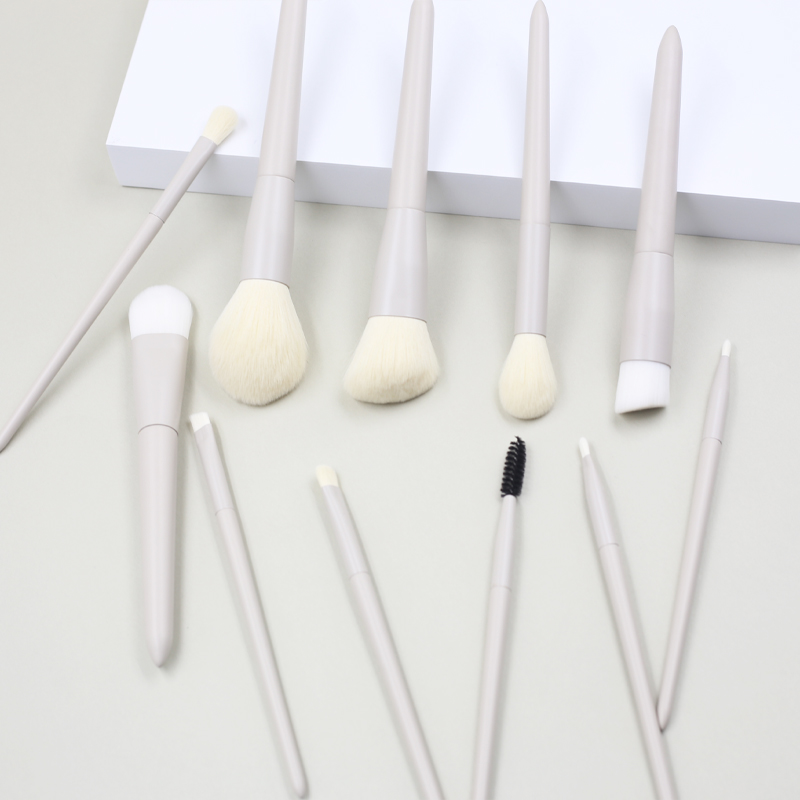 M1114 Factory custom skin-friendly gray hairy white handle make-up brush set