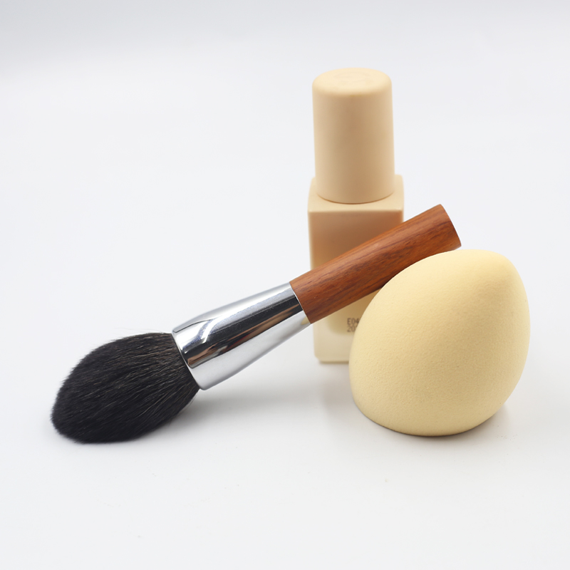 Squirrel hair animal hair with strong grasping ability and loose powder brush