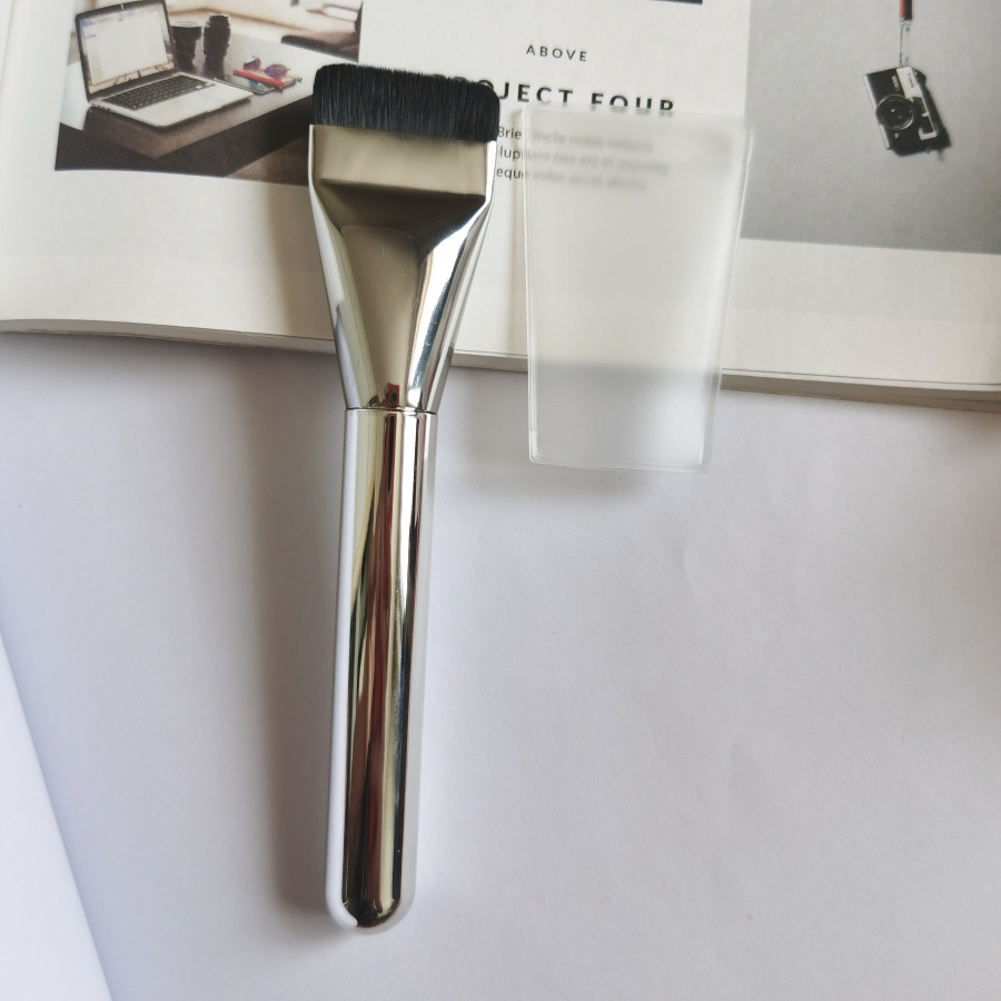 New ultra-thin foundation brush comes with protective case