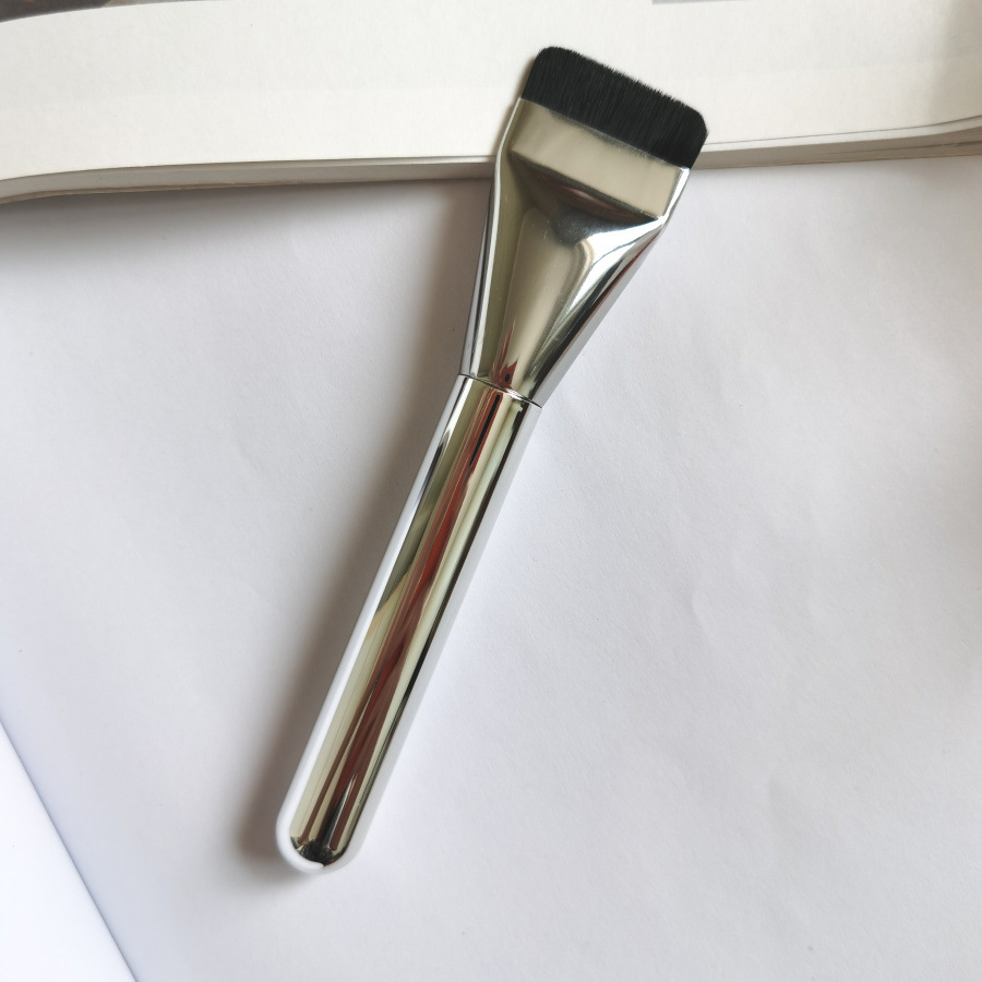 New ultra-thin foundation brush comes with protective case