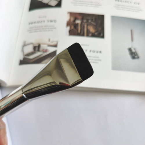 New ultra-thin foundation brush comes with protective case