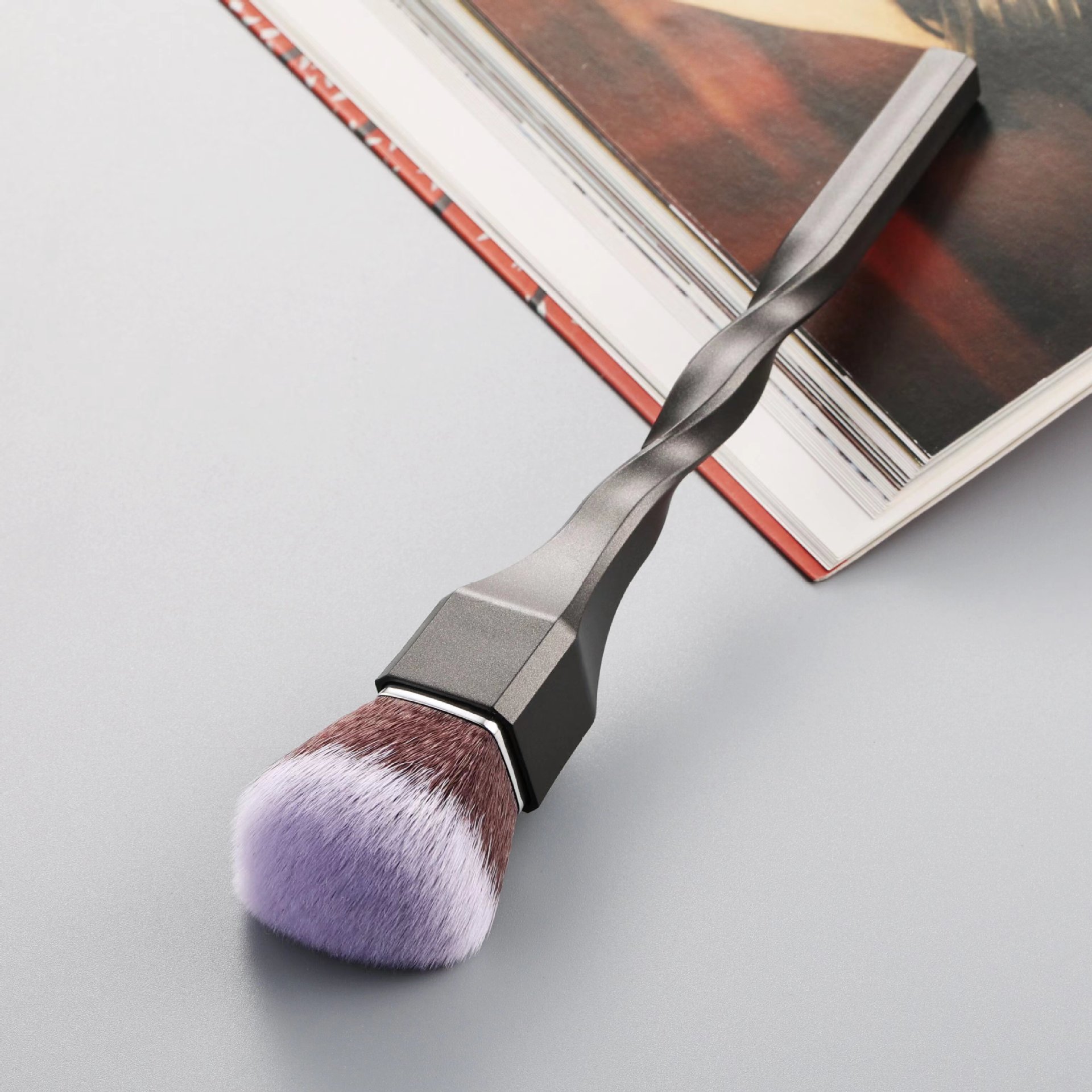MB012 Customized plastic spiral handle blush brush with square bristles and strong powder-grabbing ability
