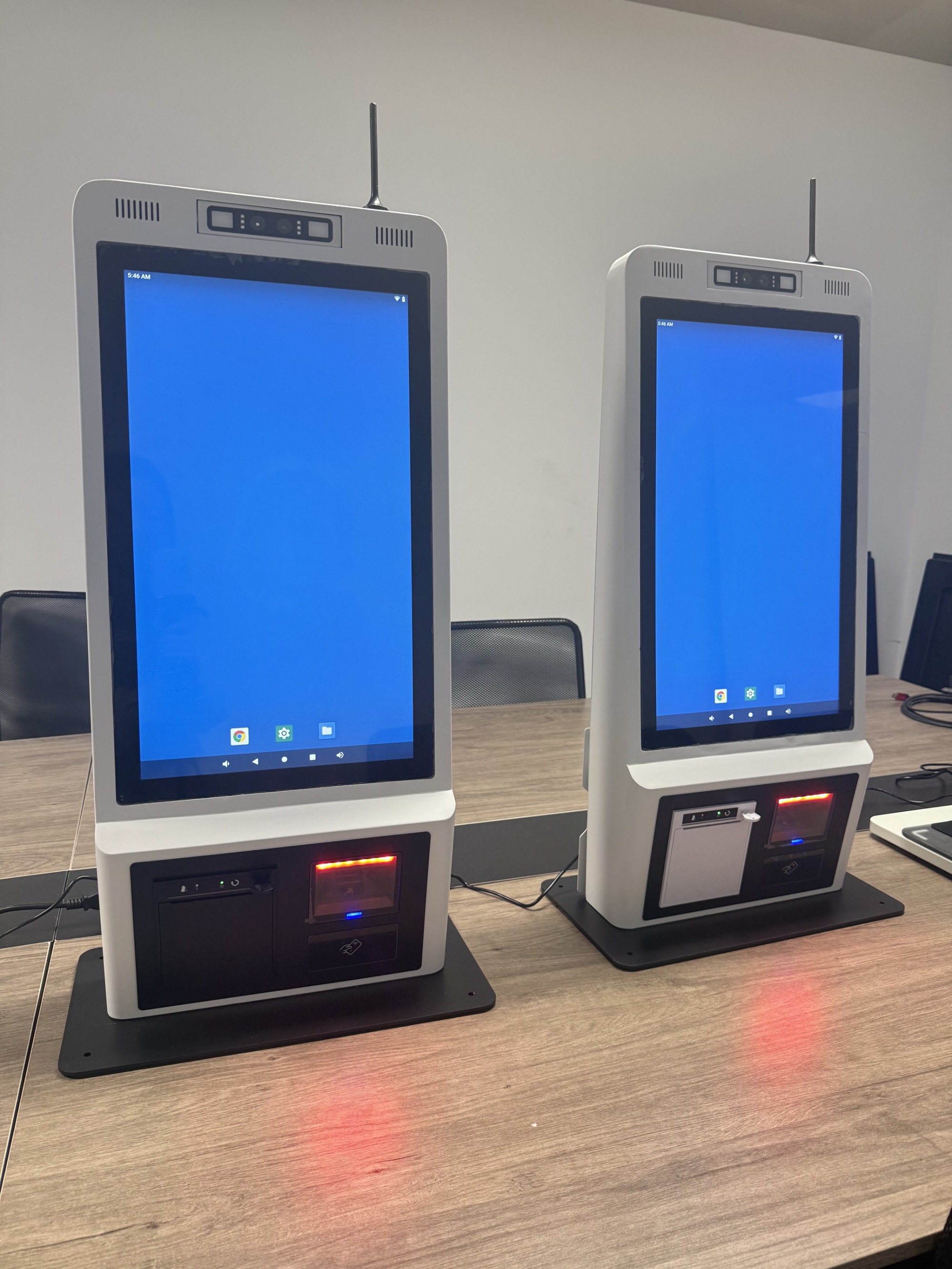 Professional 21.5-Inch Touchscreen Self-Service Food Service Kiosk NFC Scanner WiFi Android/Windows SDK Payment Capabilities
