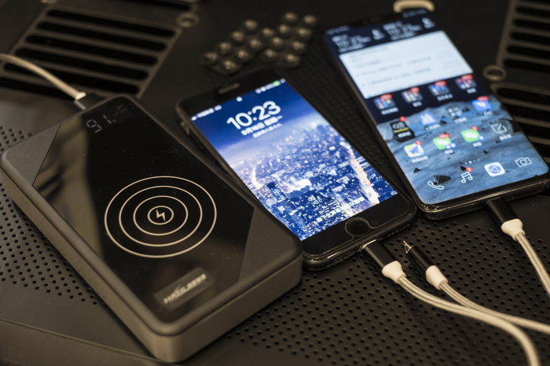 banque de puissance de démarrage de batterie de voiture portable avec chargeur sans fil pour smartphone