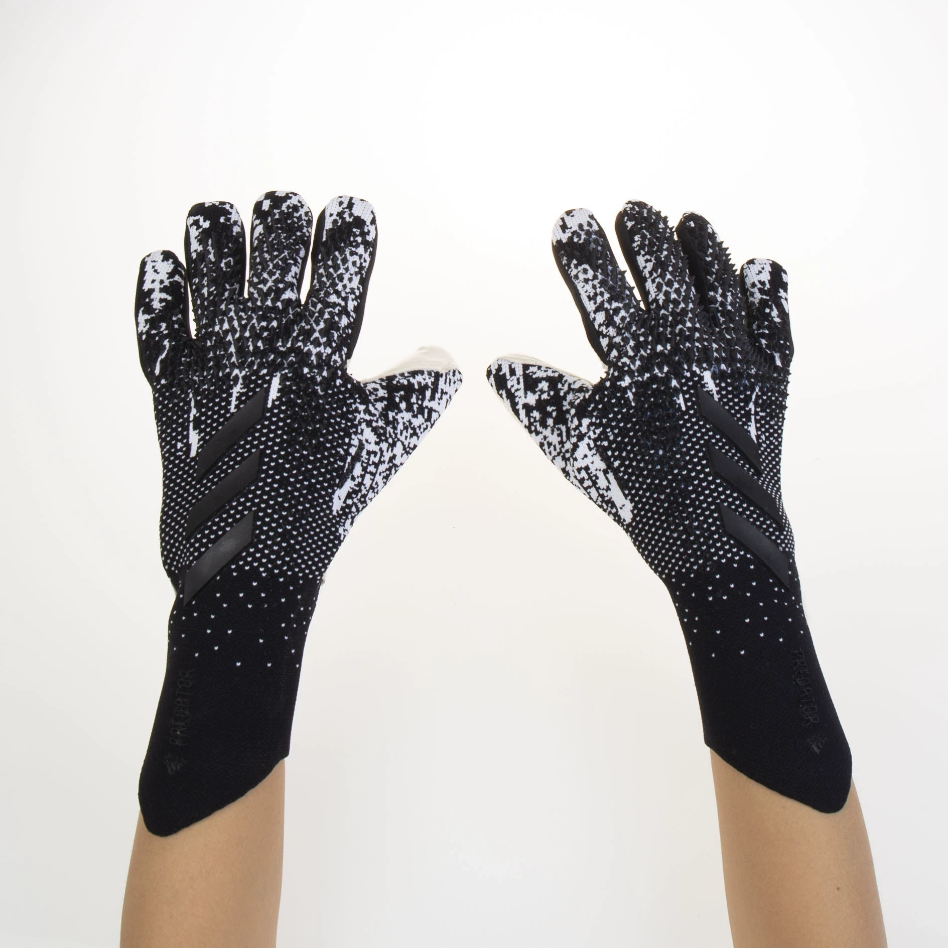 Football goalkeeper gloves, latex anti slip and wear-resistant training gloves, adult and child finger protection gloves, goalkeeper gloves
