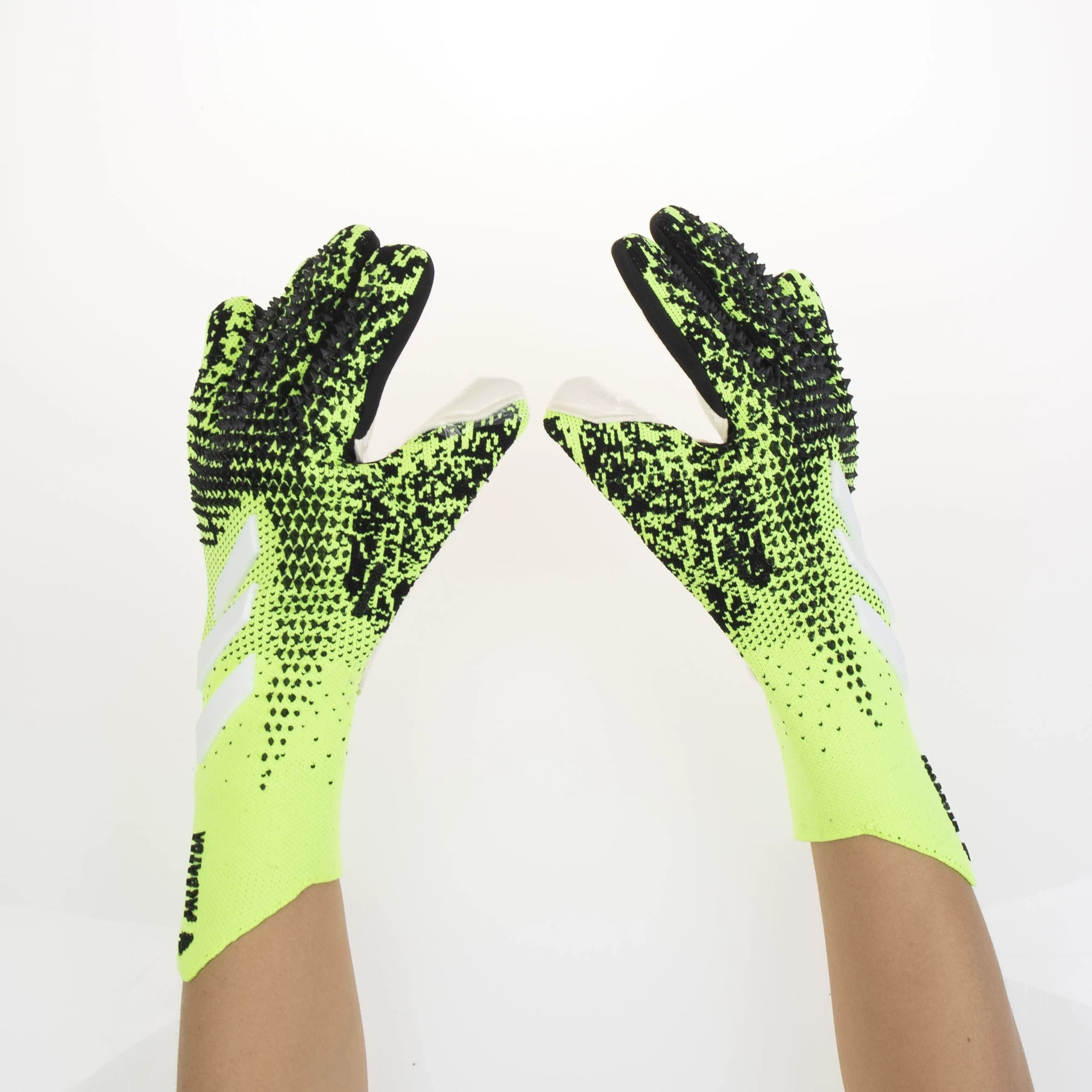Football goalkeeper gloves, latex anti slip and wear-resistant training gloves, adult and child finger protection gloves, goalkeeper gloves