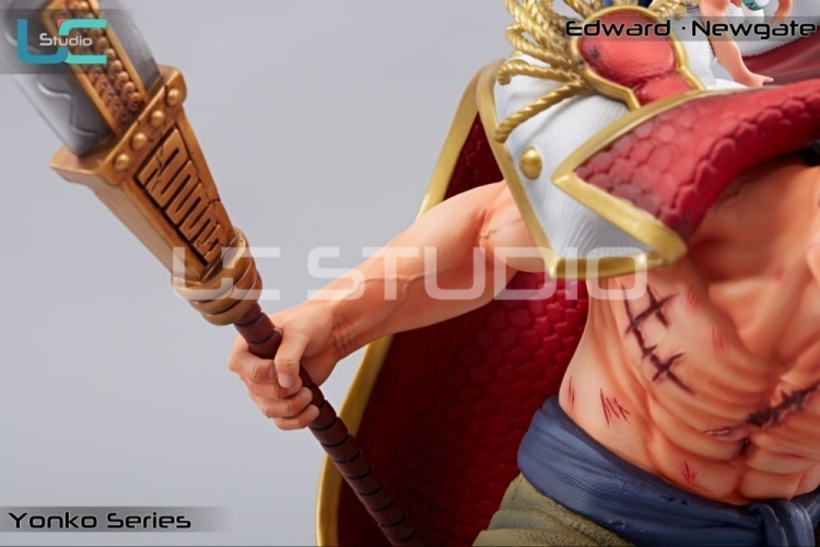 IN-STOCK UCS-Studios Whitebeard  statue
