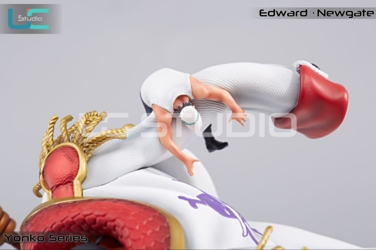 IN-STOCK UCS-Studios Whitebeard  statue