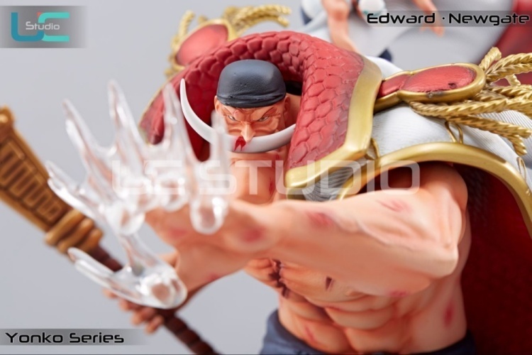 IN-STOCK UCS-Studios Whitebeard  statue