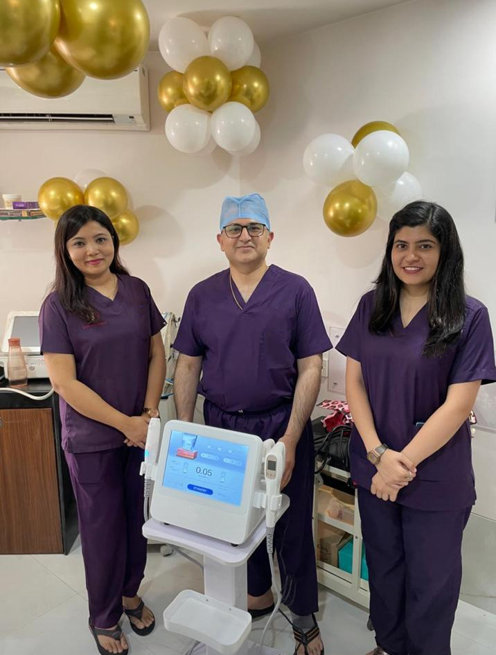 Clinic team receives SEA HEART body contouring machine