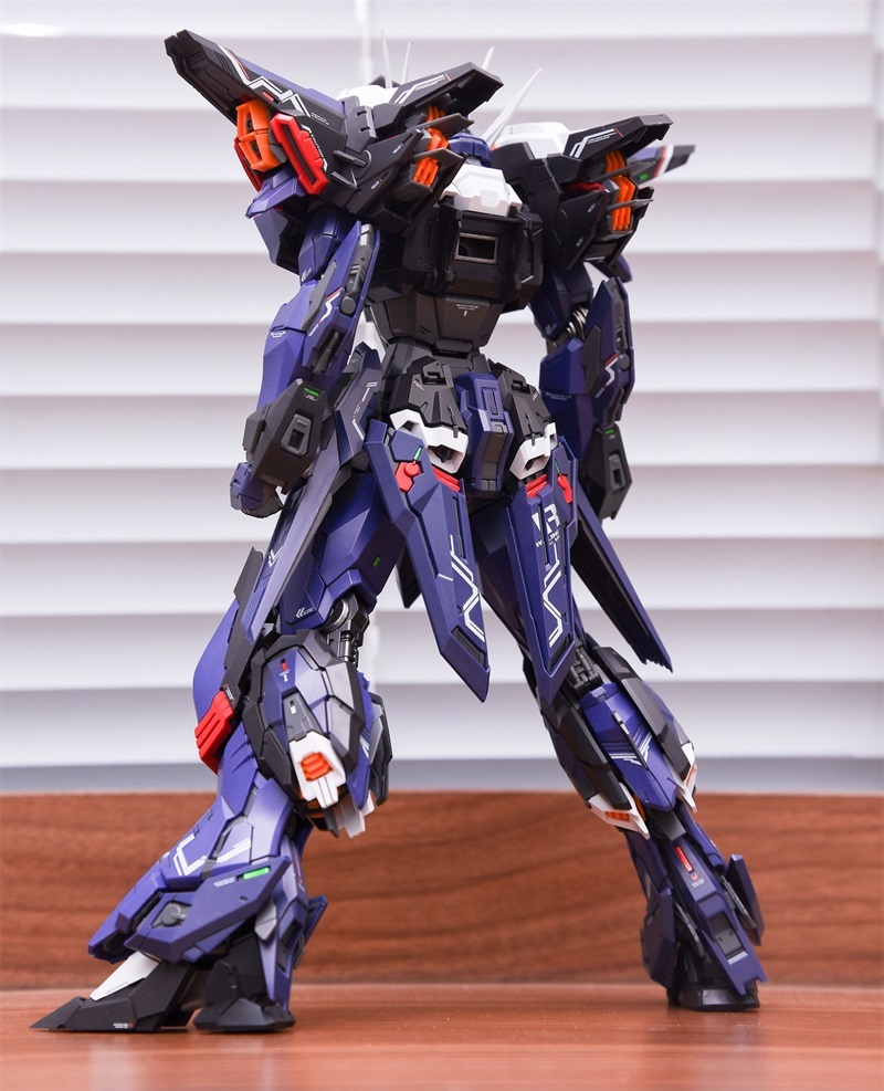 IN EAR + RULING 1/100 MG TYPE 01. FULL ARMED BATTLEMACHINE