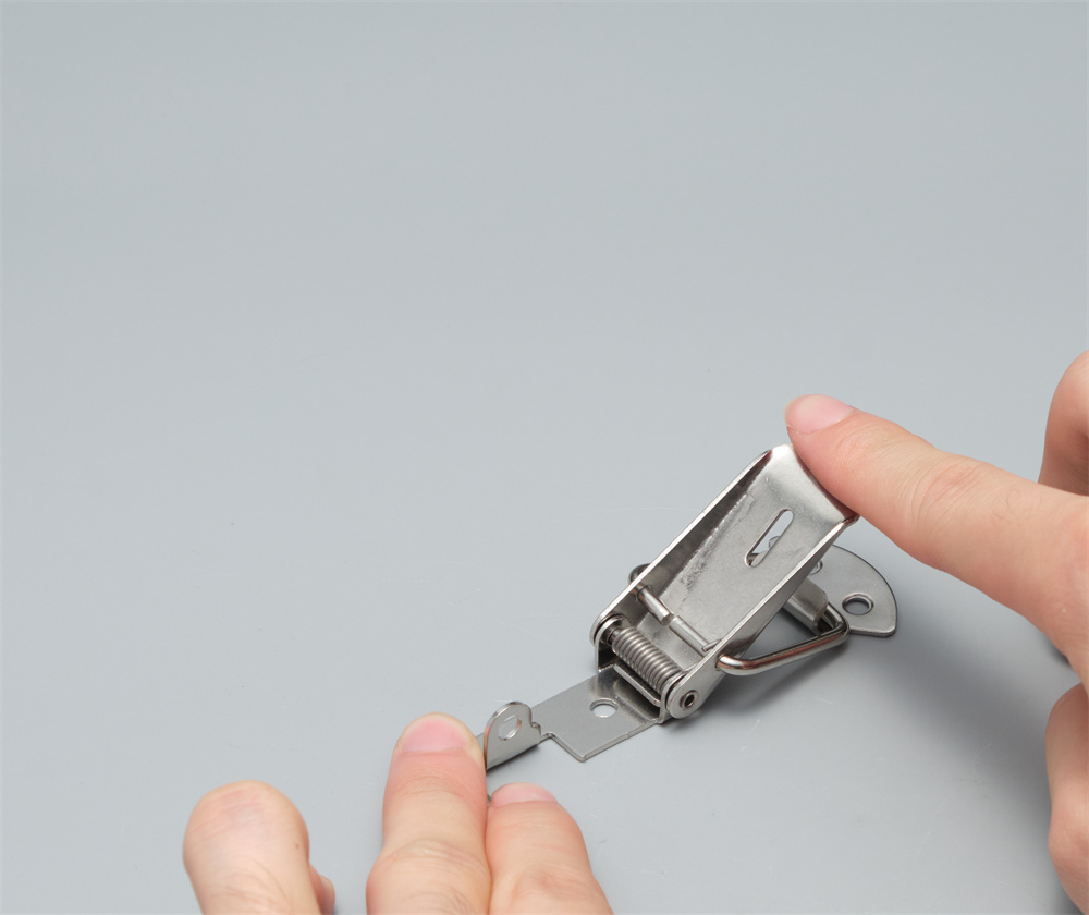 замок типа лягушка защелка с пружиной для ящиков и кейсов c ушком L=76