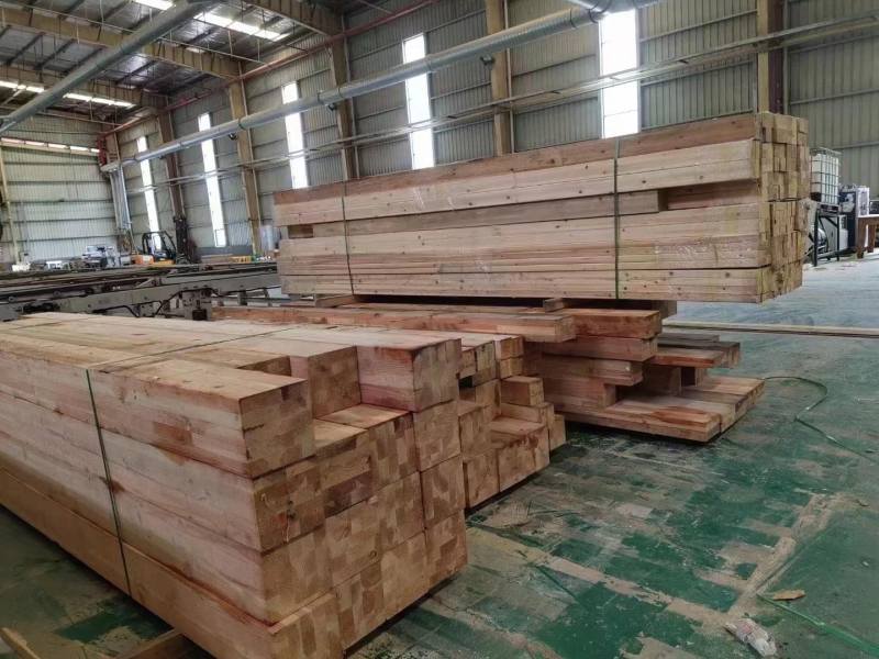 Строительная балка из поперечно-клееного бруса Dreamanwood CLT из лиственницы