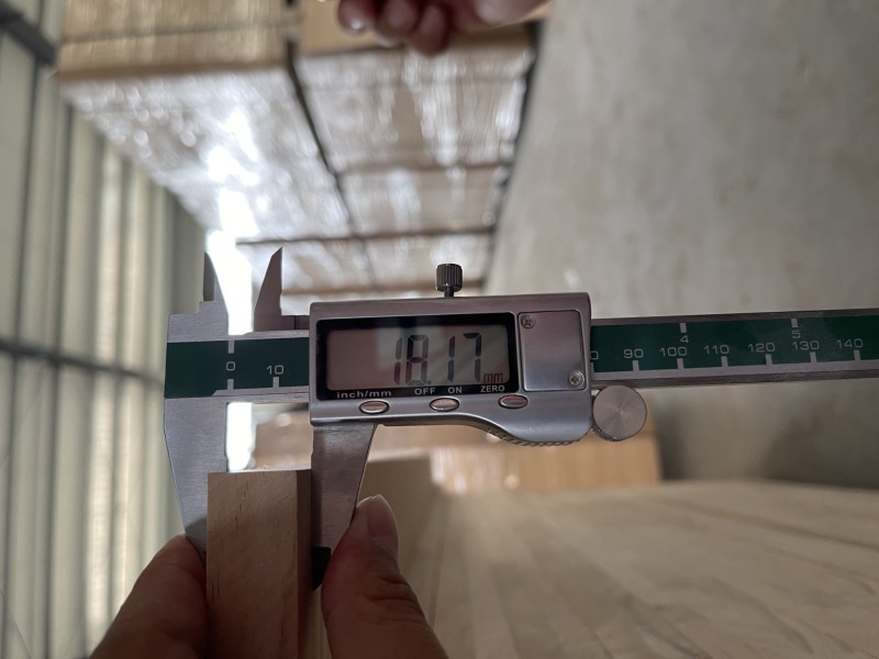 Pannello in pino incollato con bordo in pino di grado AA Pannello in pino massiccio per uso mobili