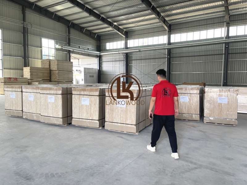 Pannello in pino incollato con bordo in pino di grado AA Pannello in pino massiccio per uso mobili