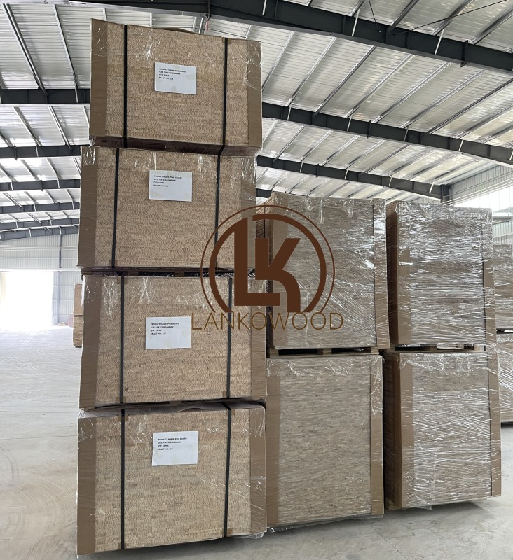 Pannello in pino incollato con bordo in pino di grado AA Pannello in pino massiccio per uso mobili