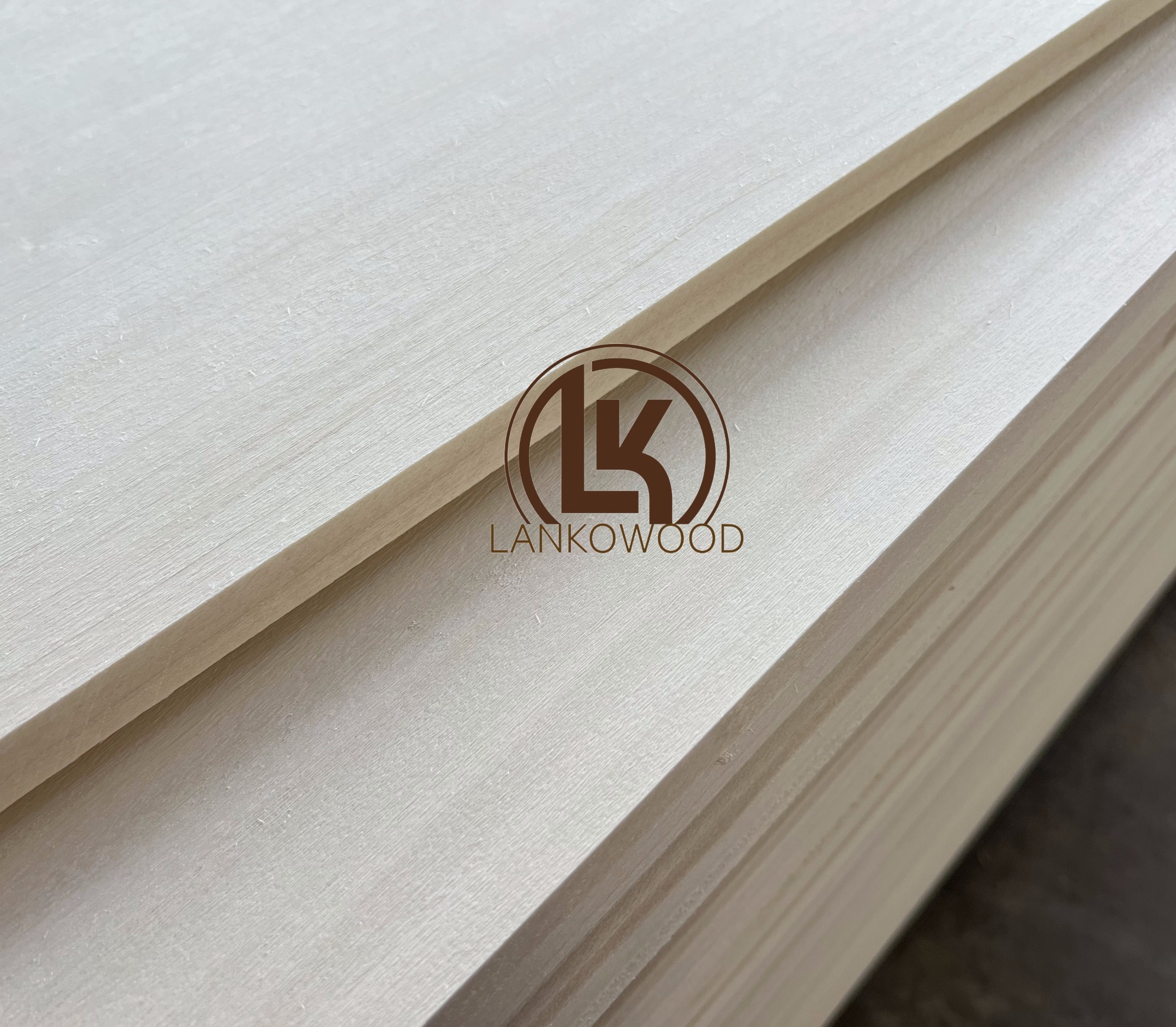 Клееная доска из тополя для использования в мебели