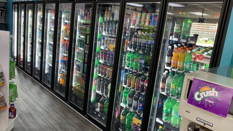 Display walk in cooler freezer with glass door
