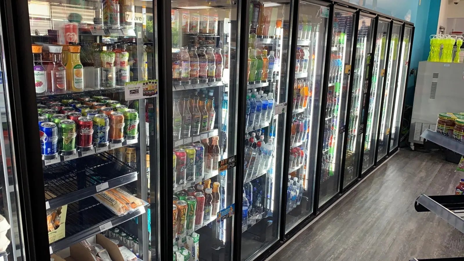 Display walk in cooler freezer with glass door